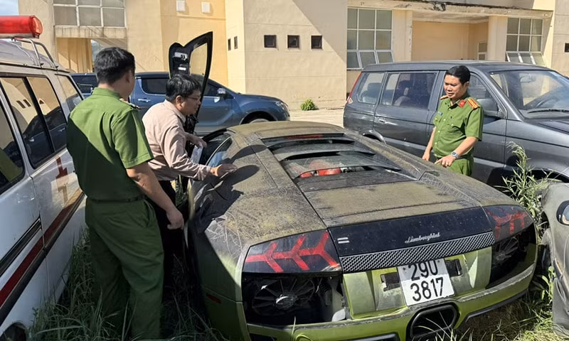 tieu huy sieu xe lamborghini murcielago va mercedes benz g63 amg o quang binh hinh 2