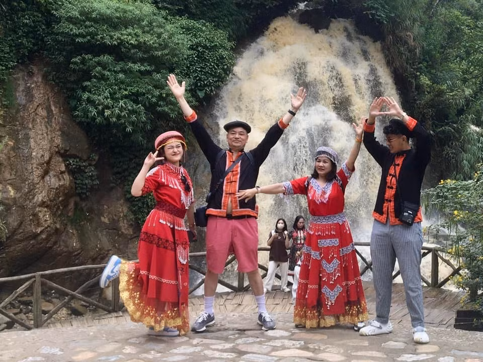 lao cai thu phi tham quan danh thang fansipan va thac cat cat sa pa hinh 2