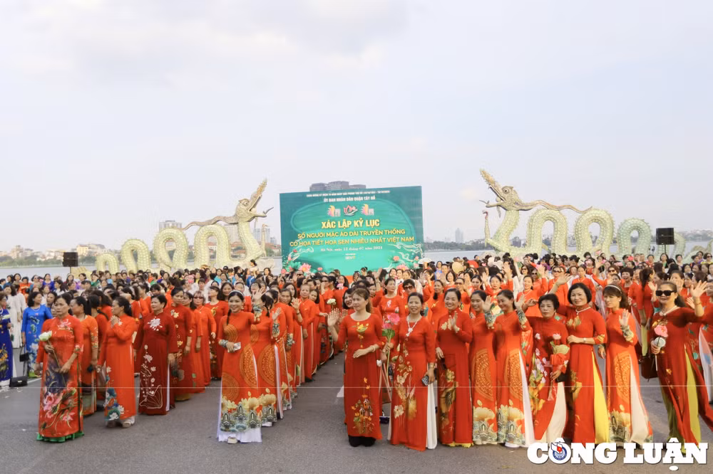 1000 phu nu mac ao dai hoa tiet sen xac lap ky luc moi hinh 2