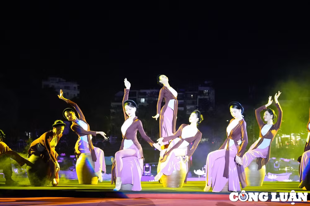 an tuong dem khai mac le hoi sen ha noi nam 2024 hinh 3