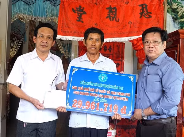 ca mau chi tra kip thoi che do tu tuat mai tang phi cho than nhan nguoi tham gia bhxh tu nguyen hinh 1