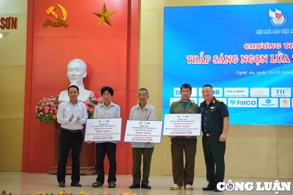 hoi nha bao viet nam tang qua cac gia dinh chinh sach ho ngheo va hoc sinh ngheo hieu hoc tai nghe an hinh 5