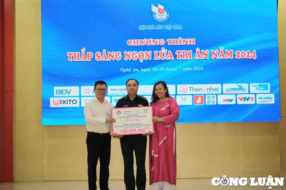 hoi nha bao viet nam tang qua cac gia dinh chinh sach ho ngheo va hoc sinh ngheo hieu hoc tai nghe an hinh 3