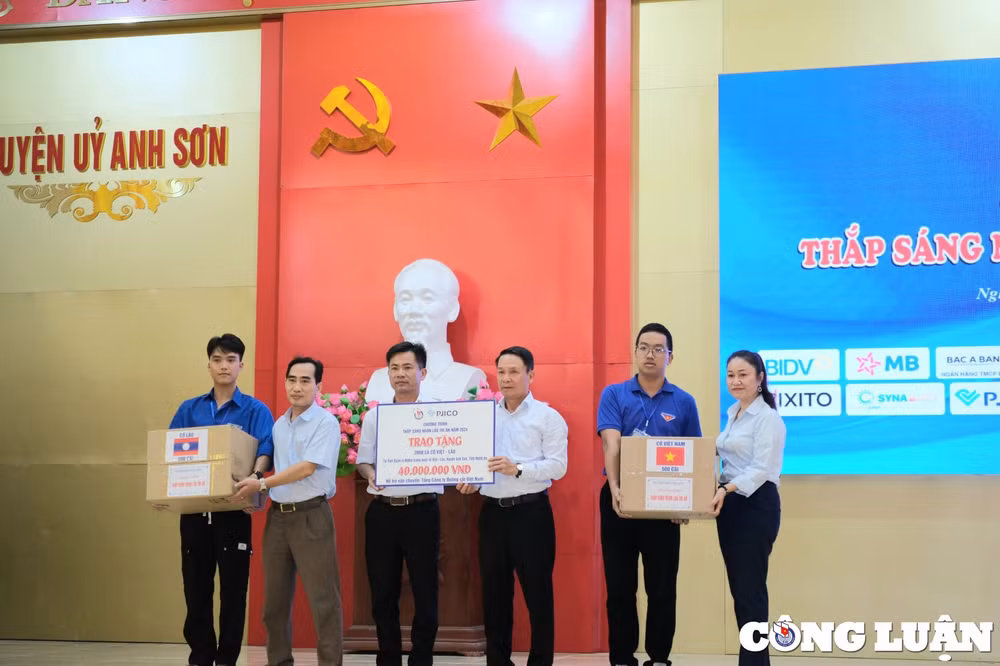 hoi nha bao viet nam tang qua cac gia dinh chinh sach ho ngheo va hoc sinh ngheo hieu hoc tai nghe an hinh 4
