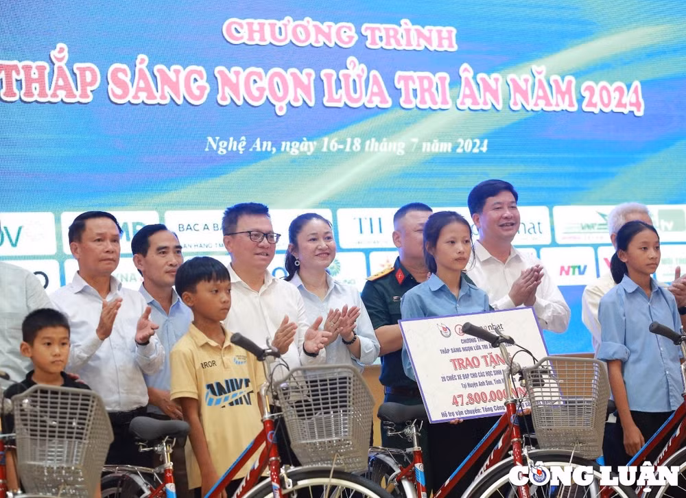 hoi nha bao viet nam tang qua cac gia dinh chinh sach ho ngheo va hoc sinh ngheo hieu hoc tai nghe an hinh 8