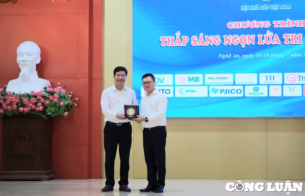 hoi nha bao viet nam tang qua cac gia dinh chinh sach ho ngheo va hoc sinh ngheo hieu hoc tai nghe an hinh 2