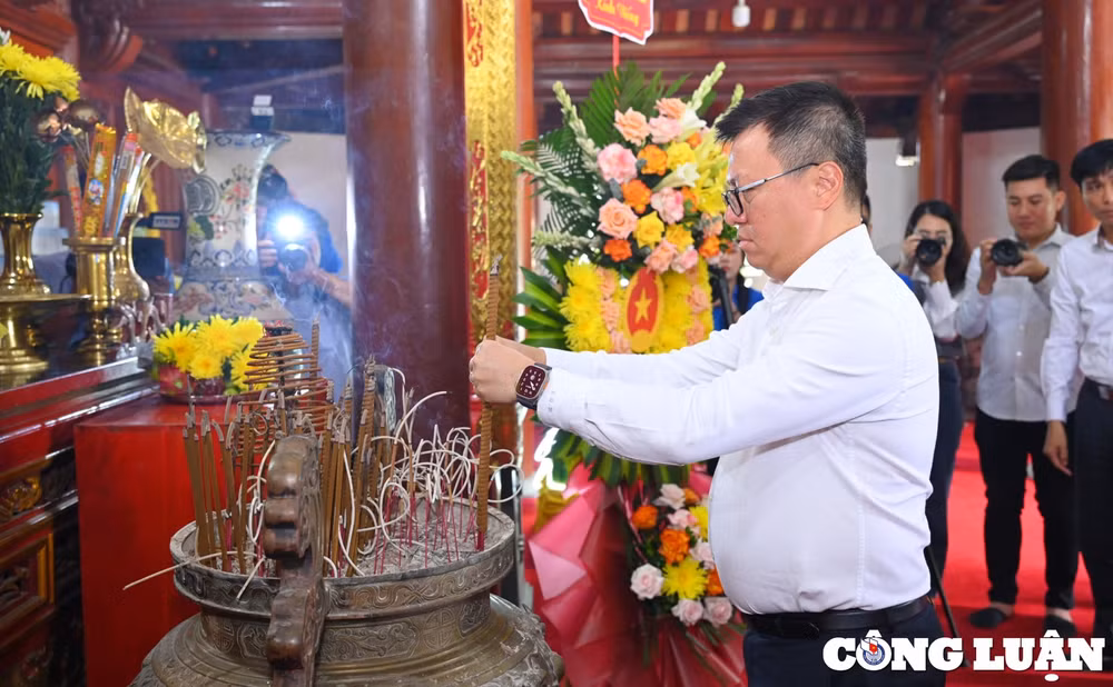 lanh dao hoi nha bao viet nam dang hoa dang huong tuong niem chu tich ho chi minh va cac anh hung liet si tai nghe an hinh 2