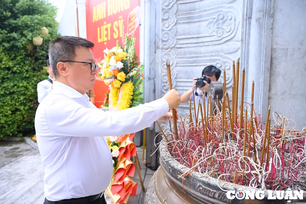 lanh dao hoi nha bao viet nam dang hoa dang huong tuong niem chu tich ho chi minh va cac anh hung liet si tai nghe an hinh 5