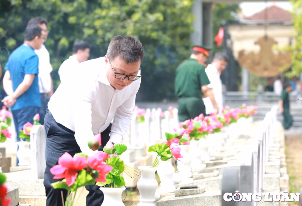 lanh dao hoi nha bao viet nam dang hoa dang huong tuong niem chu tich ho chi minh va cac anh hung liet si tai nghe an hinh 6
