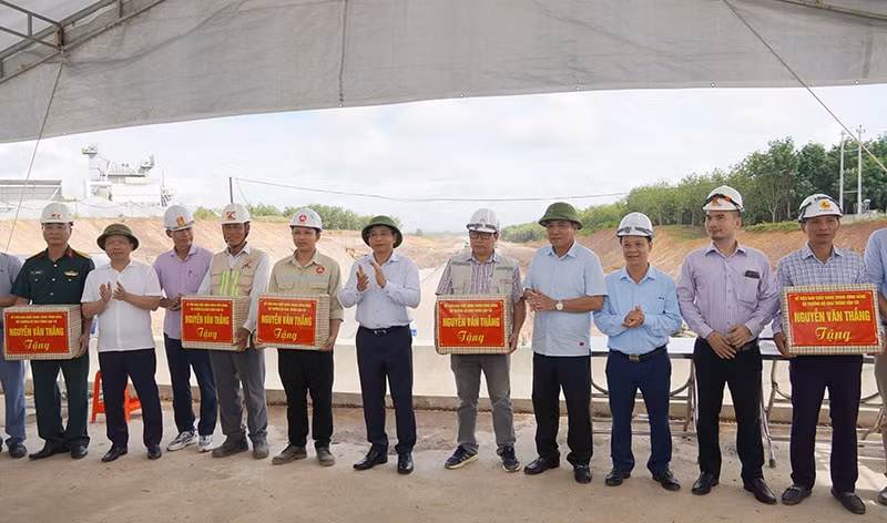 phan dau thong xe cao toc vung ang bung va bung van ninh truoc ngay 30 4 2025 hinh 2