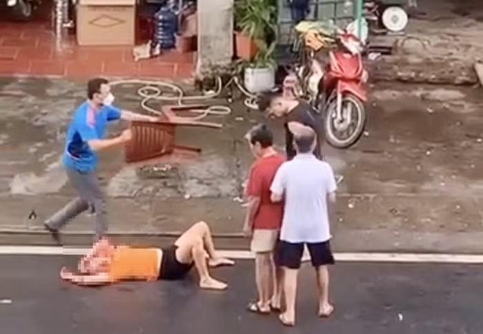 mau thuan gia dinh chong cam dao duoi chem vo trong thuong hinh 1