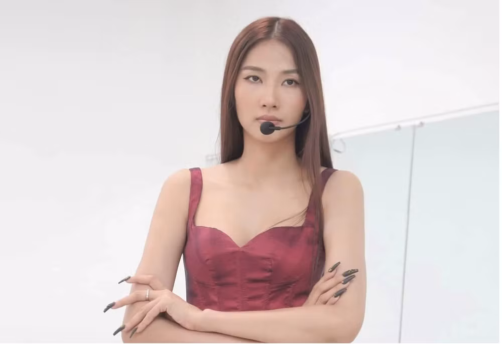 hoang thuy len tieng dap tra chu tich miss universe vietnam hinh 1