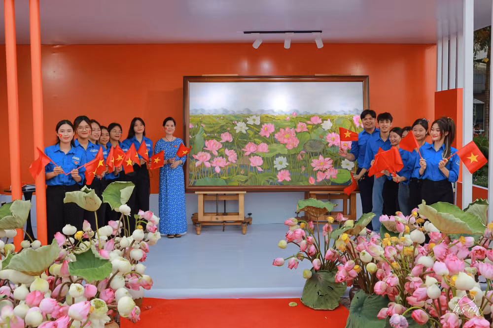 doc dao buc tranh lien hoa tinh canh cua nguyen thi kim duc hinh 1