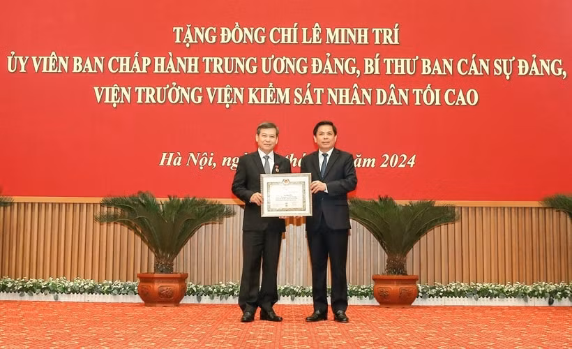 trao huy hieu 40 nam tuoi dang tang vien truong le minh tri hinh 1