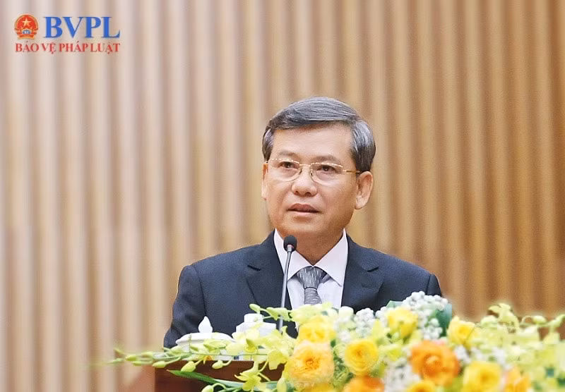 trao huy hieu 40 nam tuoi dang tang vien truong le minh tri hinh 4
