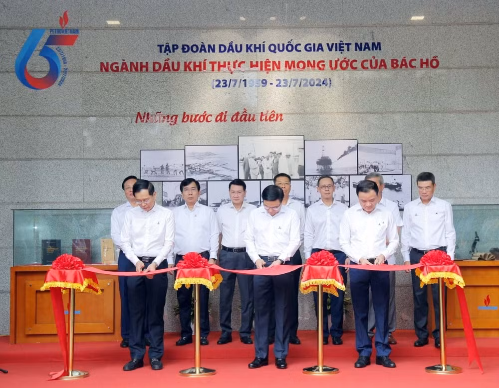 khai mac trien lam anh 65 nam nganh dau khi viet nam thuc hien mong uoc cua bac ho hinh 1