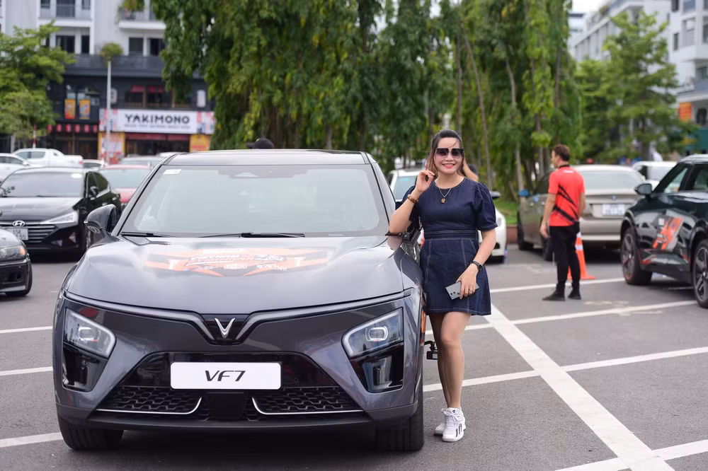 tay dua gymkhana bat ngo voi kha nang van hanh cua vinfast vf 7 hinh 9