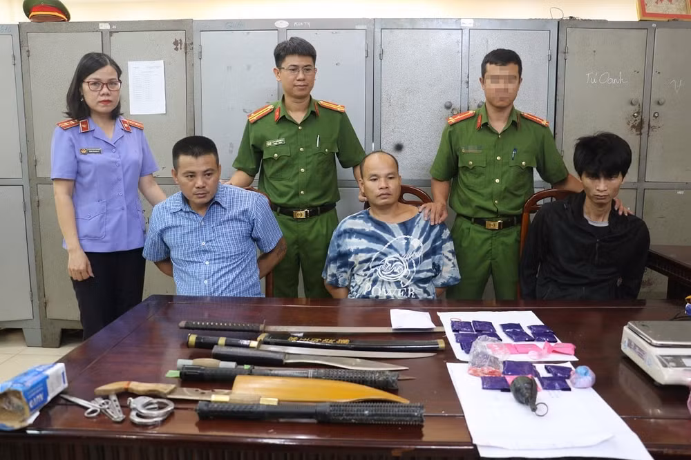 bat 3 doi tuong thu giu gan 4000 vien ma tuy tong hop va nhieu dao kiem hinh 1
