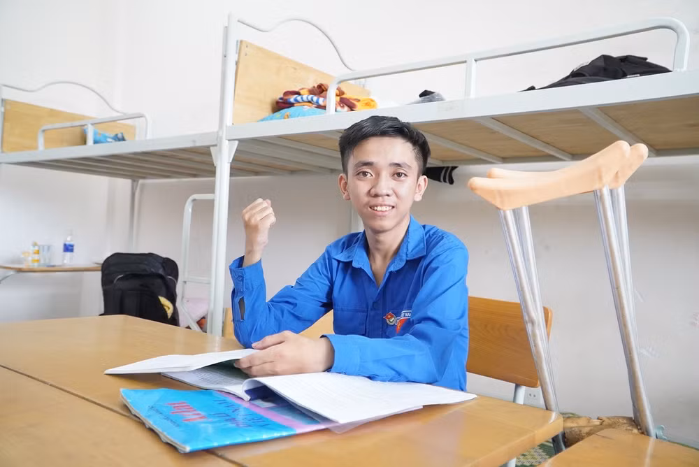 nghi luc phi thuong cua chang trai ung thu xuong voi uoc mo tro thanh thay giao hinh 4