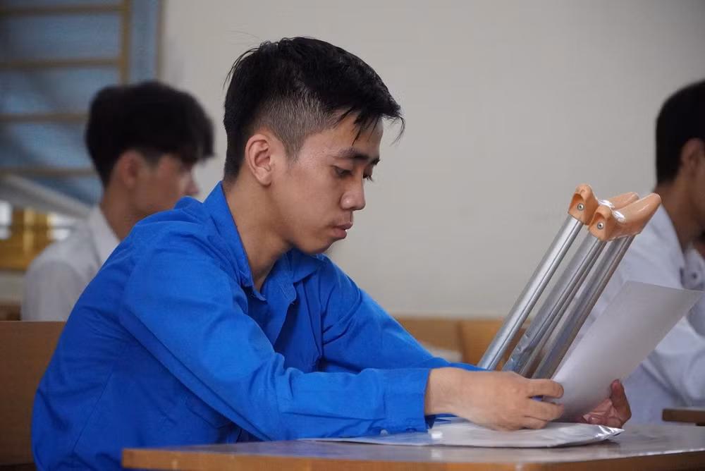 nghi luc phi thuong cua chang trai ung thu xuong voi uoc mo tro thanh thay giao hinh 3