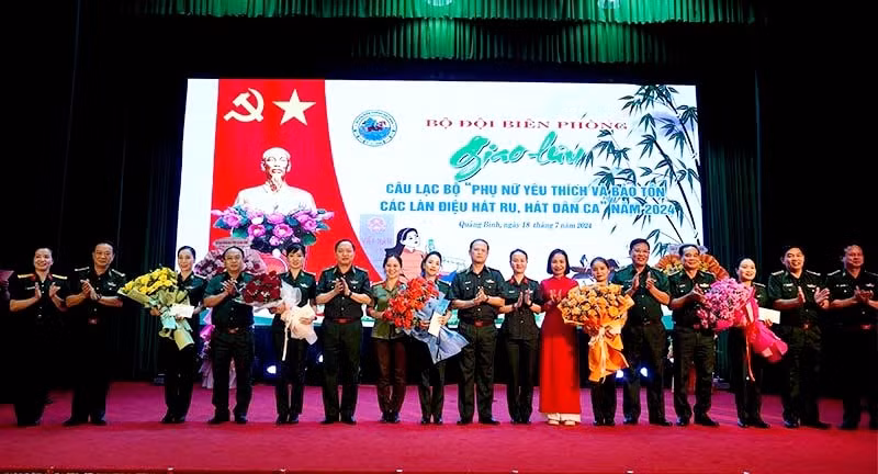 phu nu bo doi bien phong hoa than tren san khau cung lan dieu hat ru hat dan ca lay dong long nguoi hinh 4