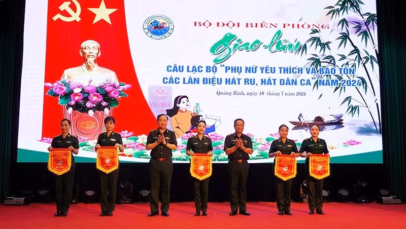 phu nu bo doi bien phong hoa than tren san khau cung lan dieu hat ru hat dan ca lay dong long nguoi hinh 1