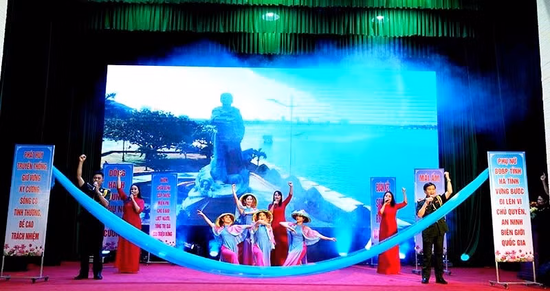 phu nu bo doi bien phong hoa than tren san khau cung lan dieu hat ru hat dan ca lay dong long nguoi hinh 2