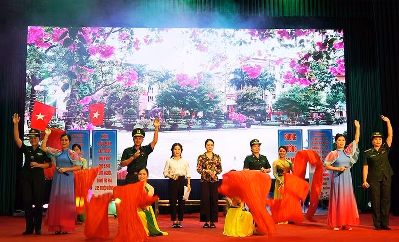 phu nu bo doi bien phong hoa than tren san khau cung lan dieu hat ru hat dan ca lay dong long nguoi hinh 3