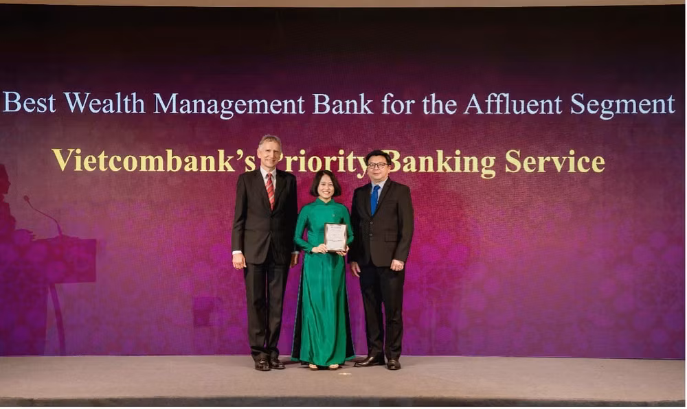 vietcombank vinh du nhan duoc 2 giai thuong lon cua the asian banker hinh 2