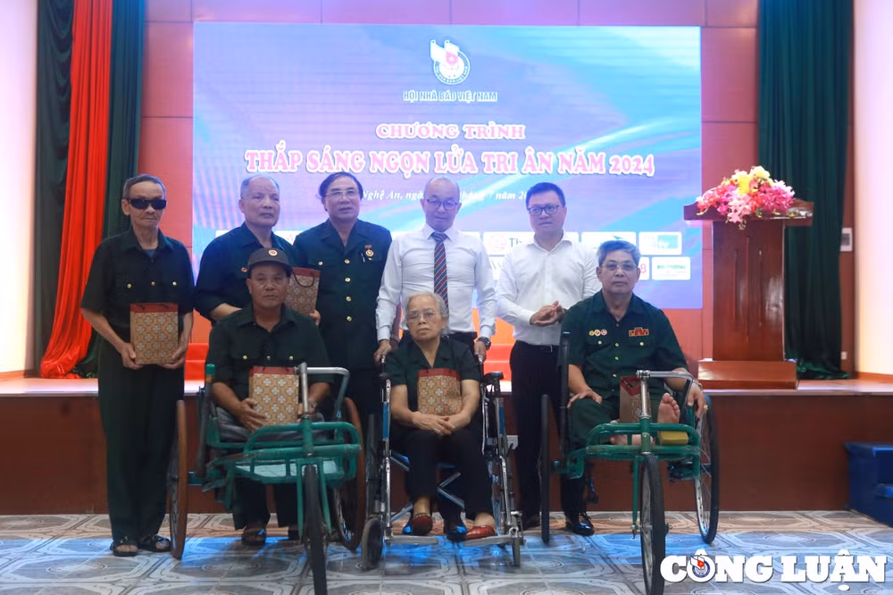 tri an cong lao nhung nguoi da cong hien hi sinh xuong mau cho doc lap tu do cua to quoc hinh 4