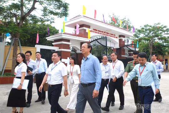 Thứ trưởng Bộ Giáo dục và Đào tạo kiểm tra đột xuất điểm thi, động viên thí sinh trước giờ G