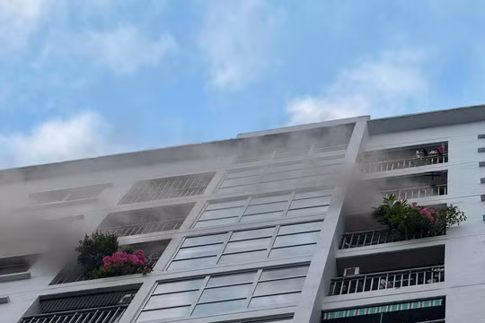 Cháy tại tòa E2 chung cư Ecohome 1, cư dân sơ tán trong sáng sớm