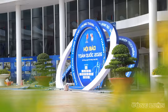 Gấp rút hoàn thiện các gian trưng bày trước giờ khai mạc Hội Báo toàn quốc 2026