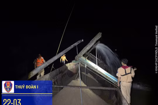 Nghệ An: Tạm giữ 2 tàu hút cát không phép trên sông Lam