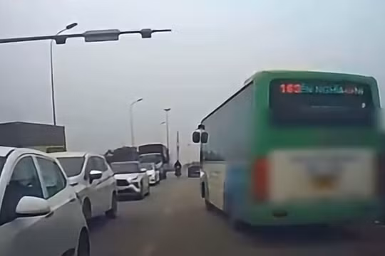 Tài xế xe khách bị phạt tới 6 triệu đồng vì vượt xe sai quy định ở Hà Nội. Ảnh cắt từ video: Cục CSGT