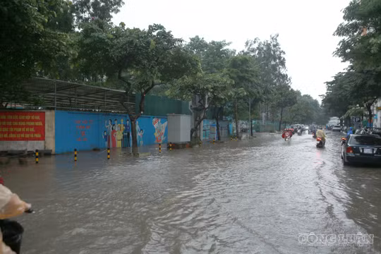 Nước ngập đường đến trường, hàng loạt học sinh Hà Nội nghỉ học sáng nay 17/09