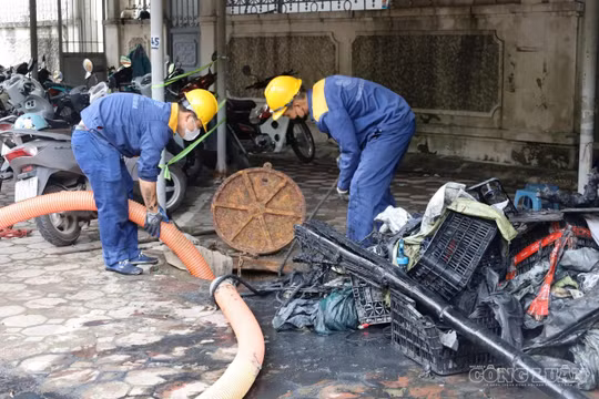 Công nhân ngày đêm nạo vét cống ngầm, khơi thông dòng chảy trước mùa mưa bão