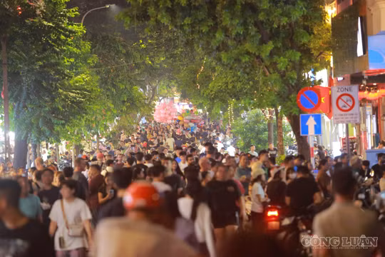 Biển người đổ về Hồ Gươm xem pháo hoa mừng 72 năm Ngày Giải phóng Thủ đô