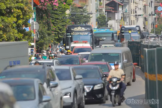 Hà Nội điều chỉnh giao thông phục vụ thi công cầu Tứ Liên, nhiều tuyến đường ùn ứ