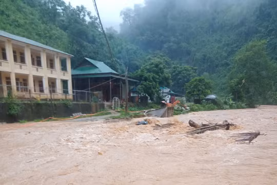 Lũ tiếp tục dâng, hàng trăm hộ dân ở Nghệ An bị cô lập