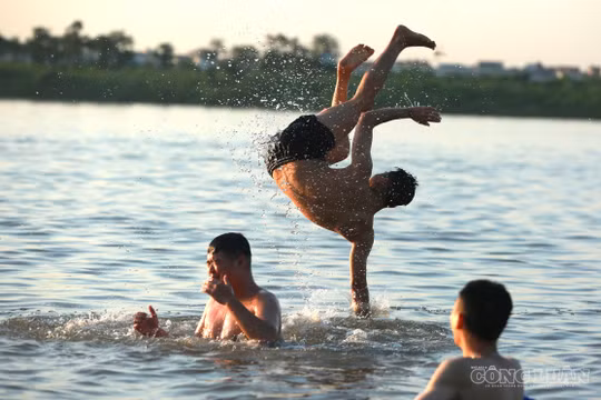 Giải nhiệt mùa nắng nóng: Người Hà Nội đổ về bãi tắm ven sông Hồng