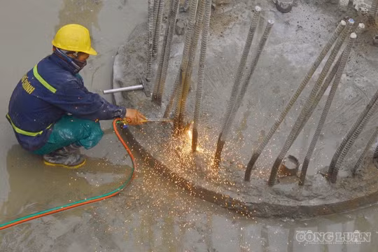 Hàng trăm công nhân phơi mình dưới nắng nóng, tăng tốc thi công cầu Mễ Sở 