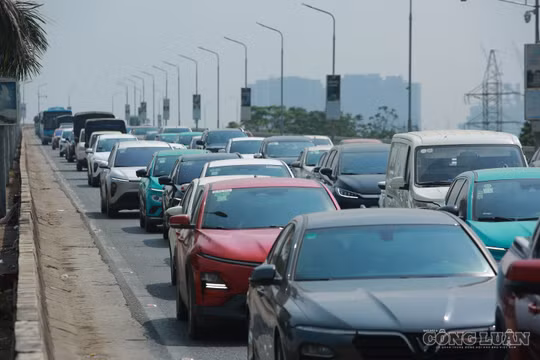Hàng dài ô tô chật vật qua cầu Thăng Long, xe tải phớt lờ biển cấm