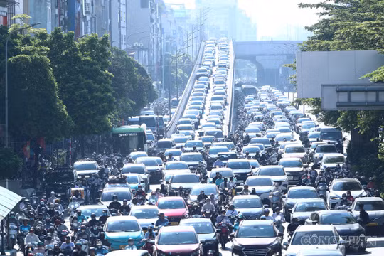 Sáng nay 3/9: Nhiều tuyến đường ở Hà Nội ùn ứ phương tiện