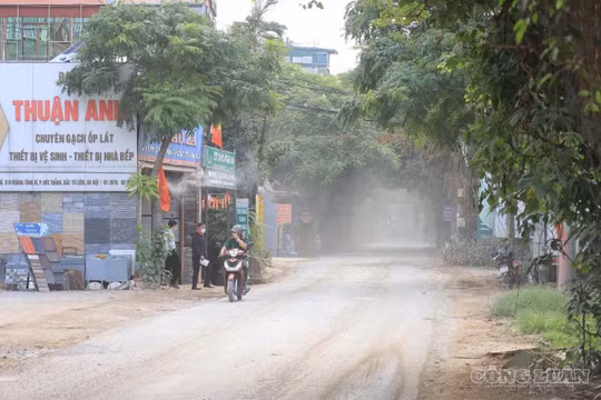 Sống trong “bão bụi” trên đường Hoàng Tăng Bí, người dân tìm đủ cách chống chọi