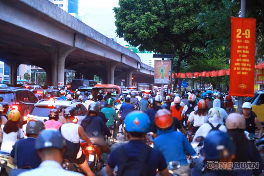 Hà Nội: Người dân ùn ùn về quê, đường hướng ra cửa ngõ Thủ đô ùn tắc kéo dài