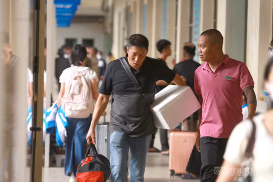 Chiều cuối tuần, bến xe Hà Nội nhộn nhịp người về quê nghỉ lễ