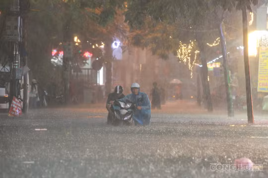Hà Nội mưa lớn, nhiều tuyến đường ngập sâu, xe cộ tê liệt