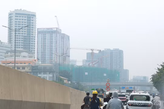 Giữa trưa, nhà cao tầng ở Hà Nội mờ ảo trong lớp bụi trắng, ô nhiễm đứng thứ 6 thế giới