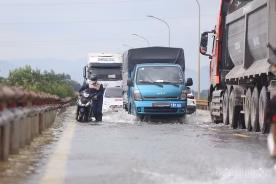Nước sông ở Hà Nội dâng cao, đường 421B ngập dài, nhiều xe chết máy, bất lực quay đầu